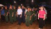 Đoàn đại biểu cán bộ, nhân dân và học sinh phường Phù Vân và phường Châu Sơn dâng hương và thắp nến tri ân tại nghĩa trang liệt sỹ của phường