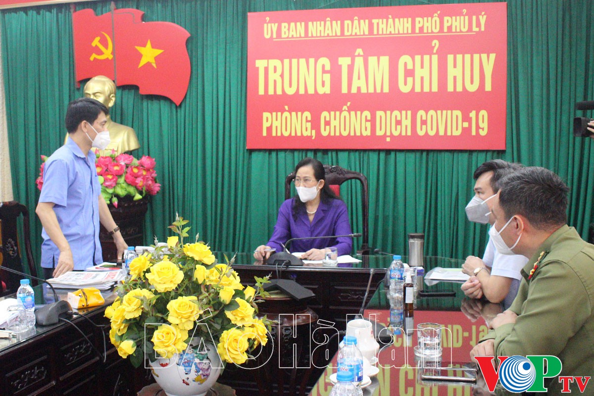 Đồng chí Bí thư Tỉnh ủy Lê Thị Thủy làm việc với Trung tâm Chỉ huy phòng, chống dịch Covid - 19 thành phố Phủ Lý