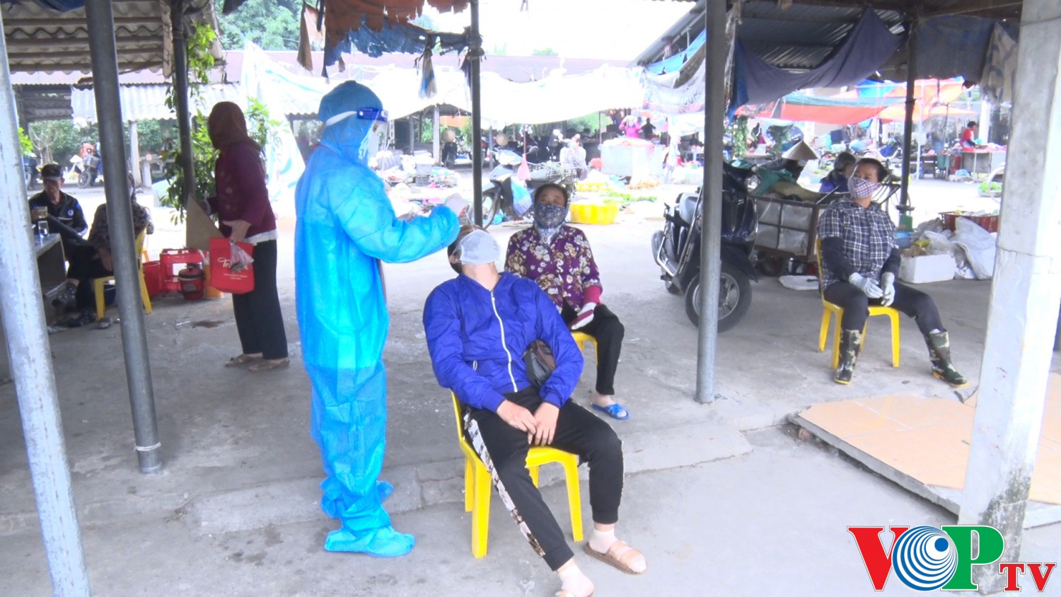 Lấy mẫu các tiểu thương tại chợ Thanh Châu