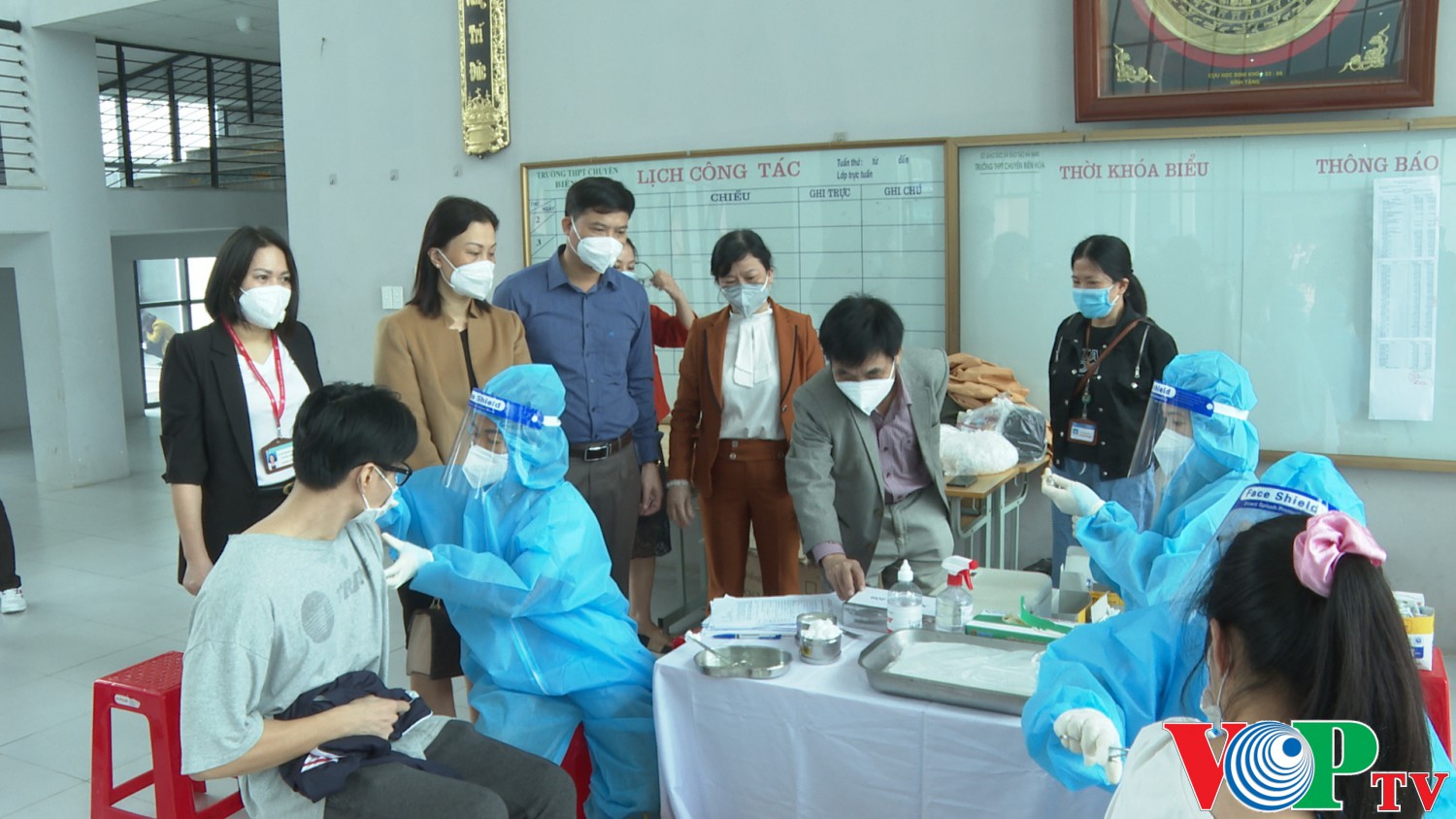 Tiêm vắc xin phòng covid-19 tại điểm trường THPT chuyên Biên Hòa