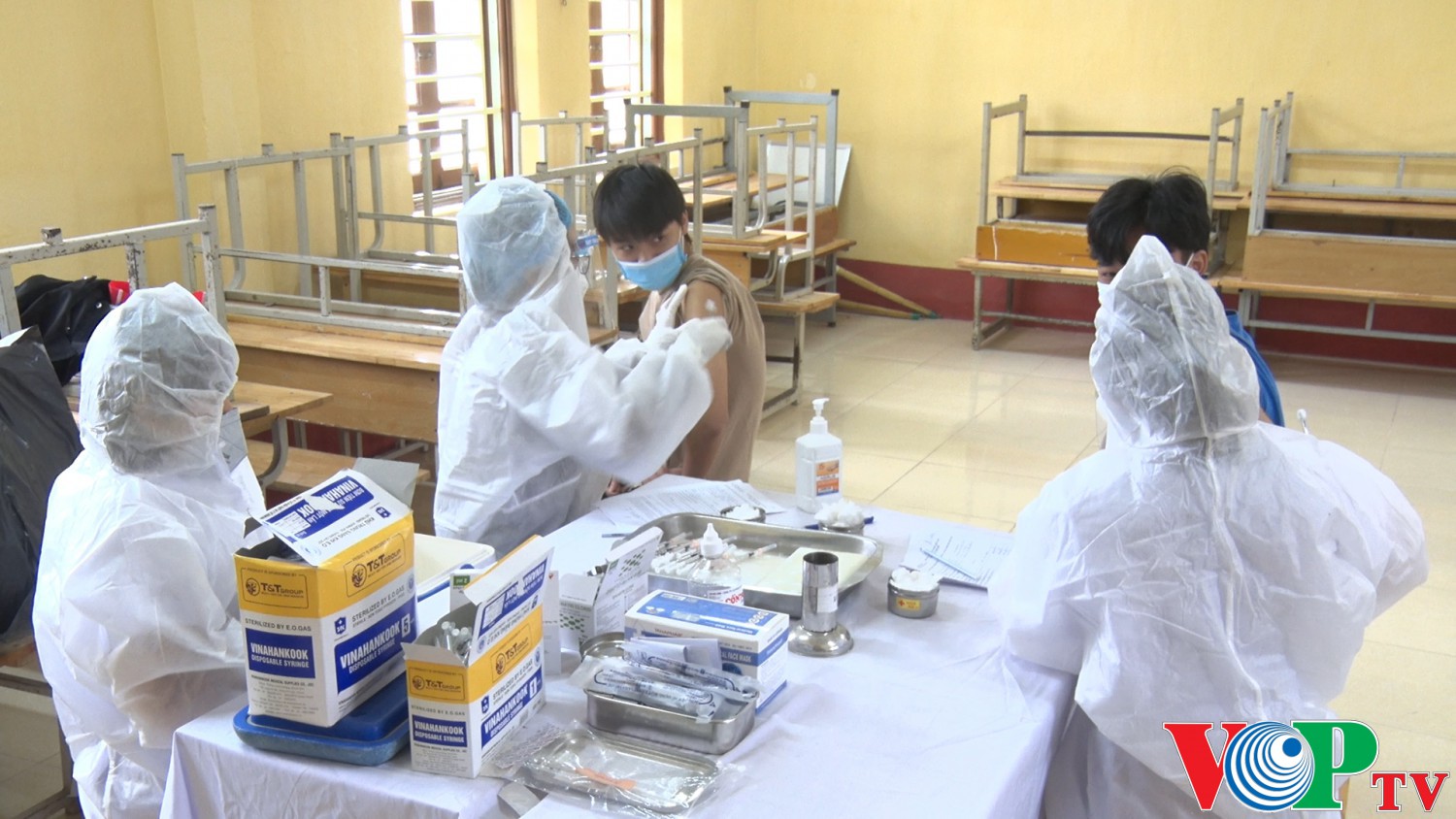 Trường THPT B Phủ Lý tổ chức tiêm vắc xin phòng Covid-19 cho học sinh.