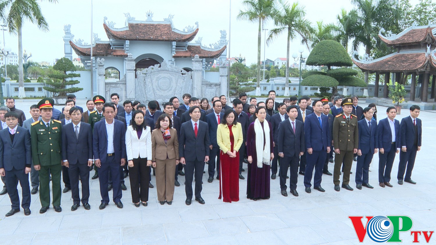 Lãnh đạo tỉnh, thành phố Phủ Lý dâng hương tưởng niệm các anh hùng liệt sỹ nhân kỷ niệm Ngày thành lập Đảng và mừng Xuân Quý Mão