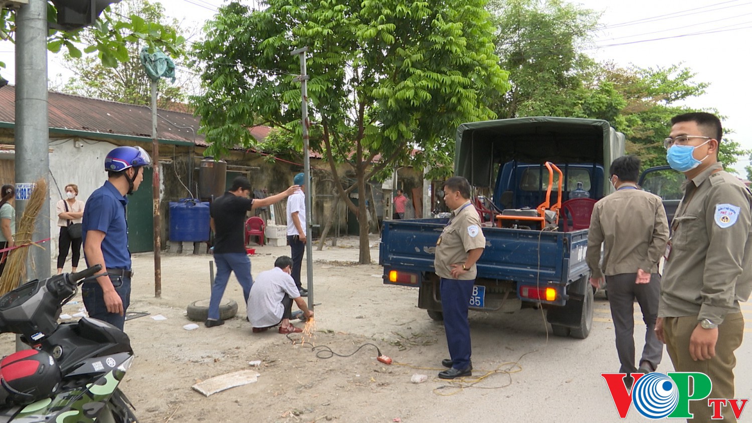Xã Tiên Tân tổ chức ra quân giải toả hành lang ATGT, trật tự đô thị