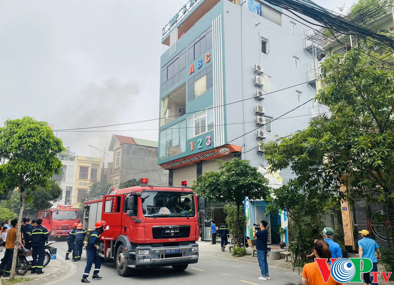 Đội cảnh sát PCCC và CNCH Công an thành phố Phủ Lý phối hợp tổ chức tổng duyệt diễn tập phương án chữa cháy tại khu dân cư có nguy cơ cháy, nổ cao tại phường Hai Bà Trưng