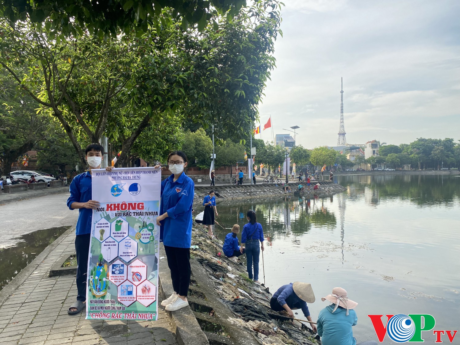 Đoàn thanh niên, Hội phụ nữ phường Hai Bà Trưng ra quân dọn dẹp, vớt rêu Hồ Chùa Bầu và tuyến phố Nguyễn Du