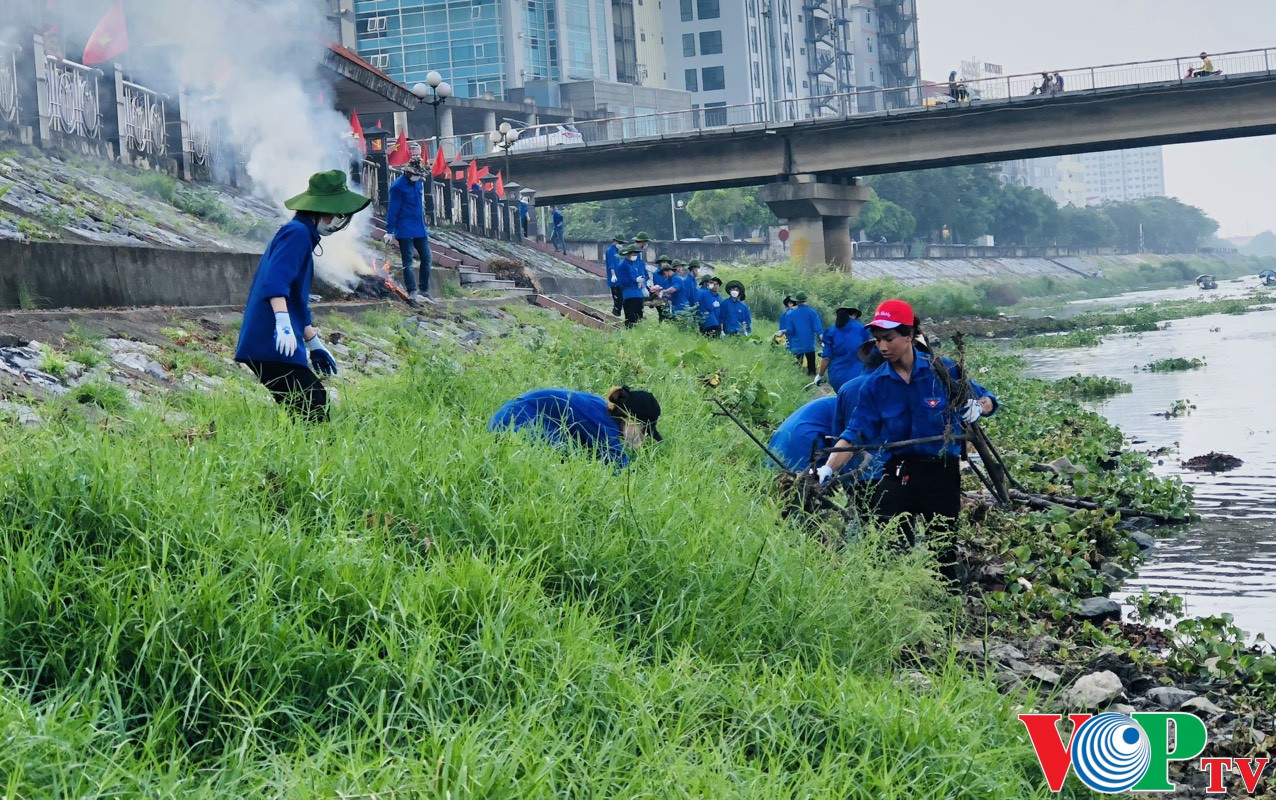 Hội Liên hiệp Phụ nữ thành phố và Đoàn thanh niên thành phố Phủ Lý tổ chức ra quân vệ sinh môi trường