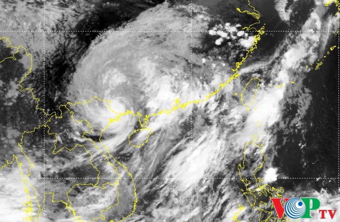 Tâm bão (xoáy tròn màu trắng đậm) đang áp sát biên giới Việt - Trung, trưa 18/7. Ảnh vệ tinh: NHCMF