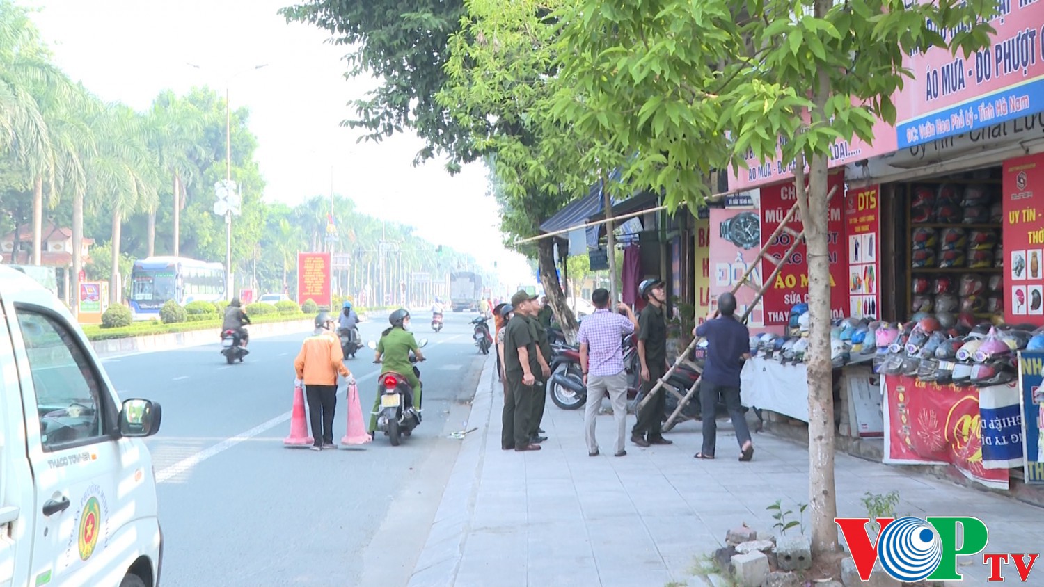 Thành phố Phủ Lý ra quân cưỡng chế Giải tỏa vi phạm hành lang an toàn giao thông đường bộ trên tuyến QL.1