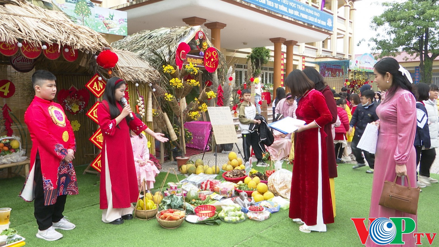 Trường Tiểu học Trần Hưng Đạo tổ chức hoạt động trải nghiệm chào xuân Giáp Thìn 2024