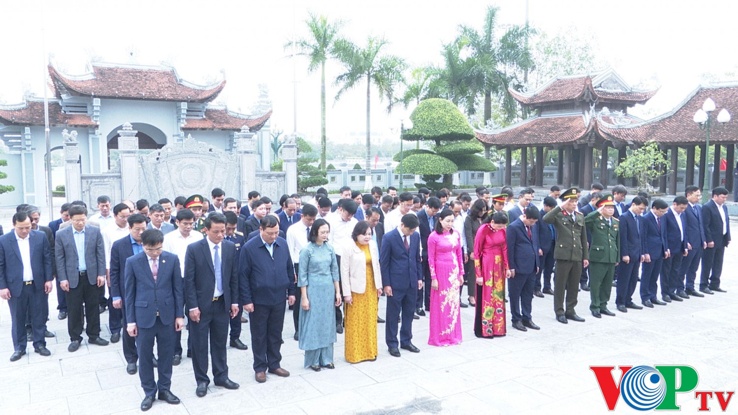 Lễ dâng hương, đặt vòng hoa tưởng niệm anh linh Chủ tịch Hồ Chí Minh và các Anh hùng liệt sỹ tại Đền thờ các Anh hùng liệt sỹ tỉnh, Đền thờ 10 cô gái Lam Hạ và Nhà tưởng niệm đồng chí Lương Khánh Thiện.