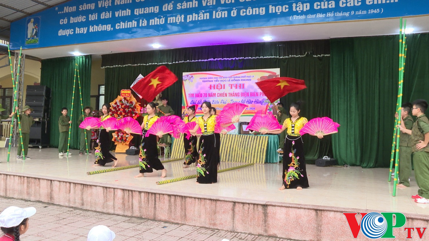 Trường Tiểu học Lê Hồng Phong, thành phố Phủ Lý tổ chức hội thi Tìm hiểu 70 năm chiến thắng Điện Biên Phủ với chủ đề “Điện Biên Phủ - Trang sử hào hùng”.