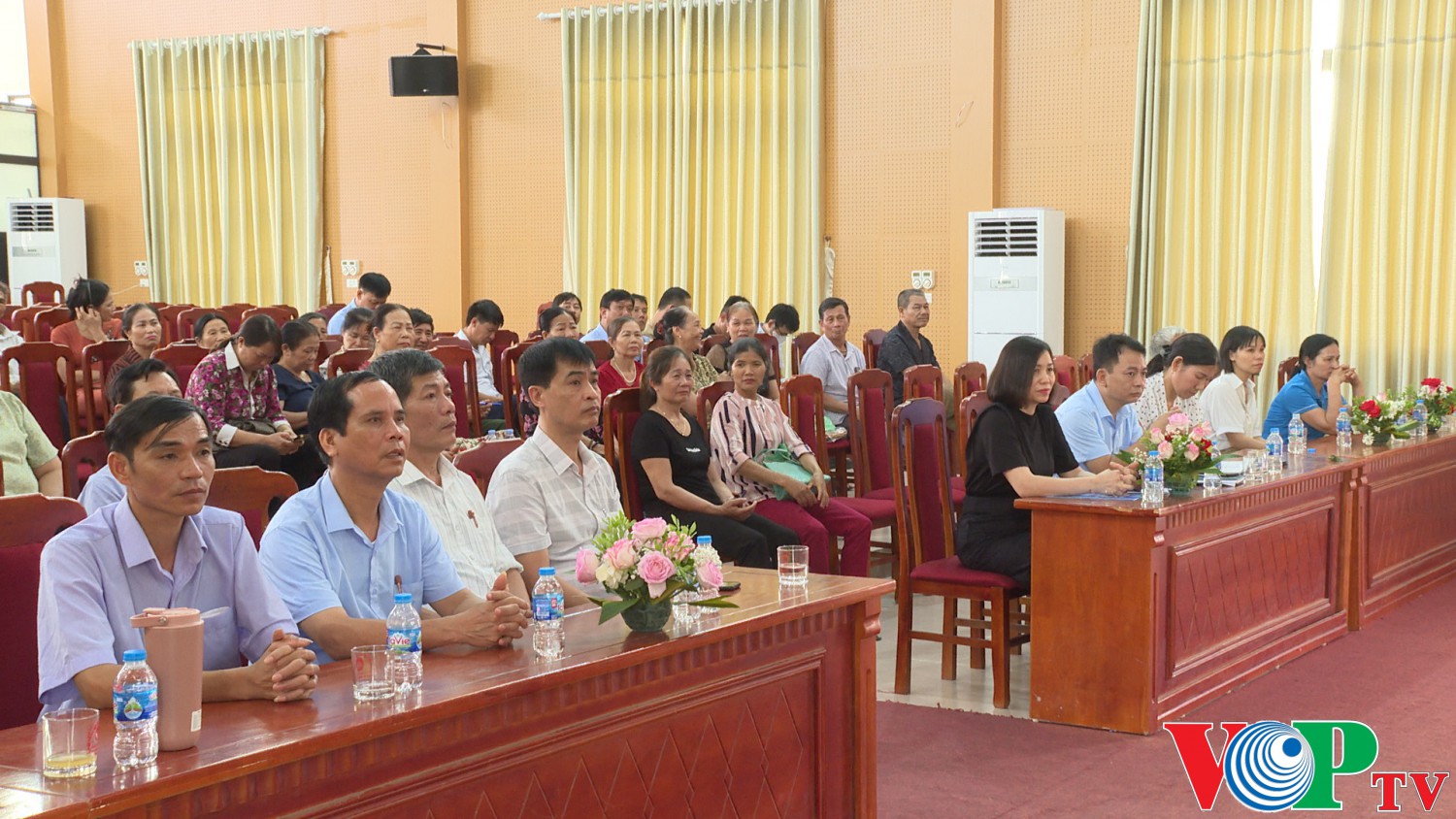 Hội Nông dân thành phố Phủ Lý phối hợp với BHXH tỉnh Hà Nam tổ chức hội nghị tuyên truyền, đối thoại về chính sách BHXH tự nguyện, BHYT hộ gia đình, tặng thẻ BHYT cho hội viên nông dân có hoàn cảnh khó khăn trên địa bàn TP Phủ Lý.