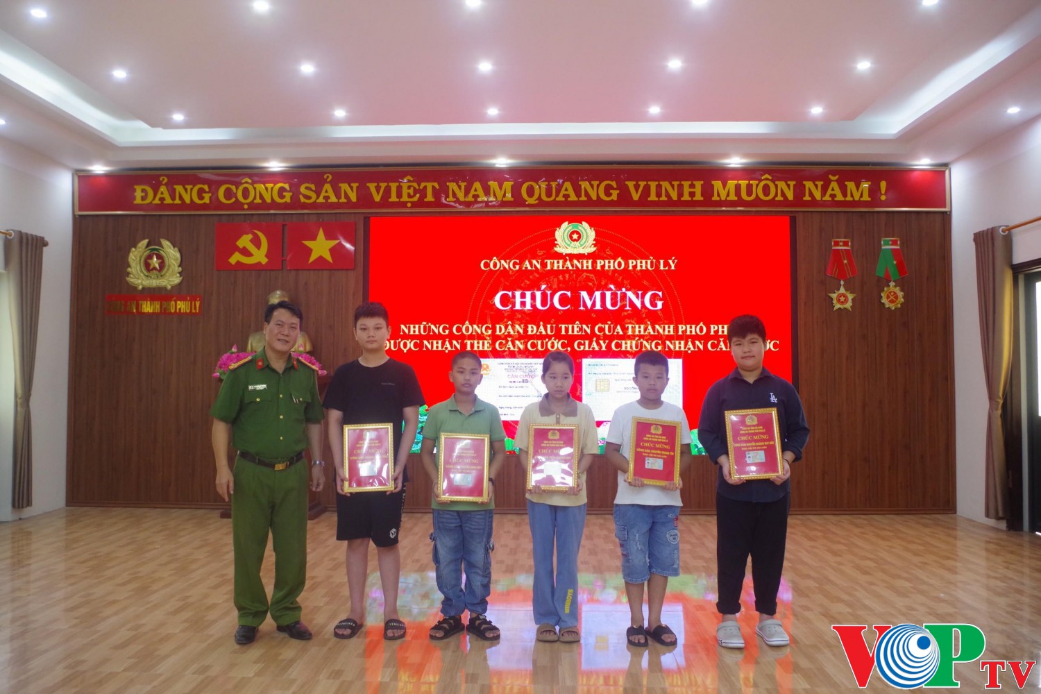 Đ/c Thượng tá Nguyễn Hà Thành - Phó Trưởng Công an thành phố  trao thẻ Căn cước theo mẫu mới cho những công dân đầu tiên của thành phố.