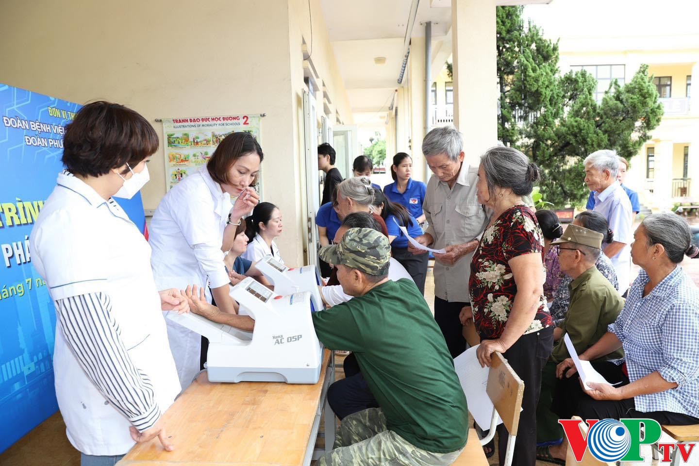 Đoàn TNCSHCM Bệnh viện Đa khoa tỉnh Hà Nam khám bệnh miễn phí cho các đối tượng chính sách, người có công