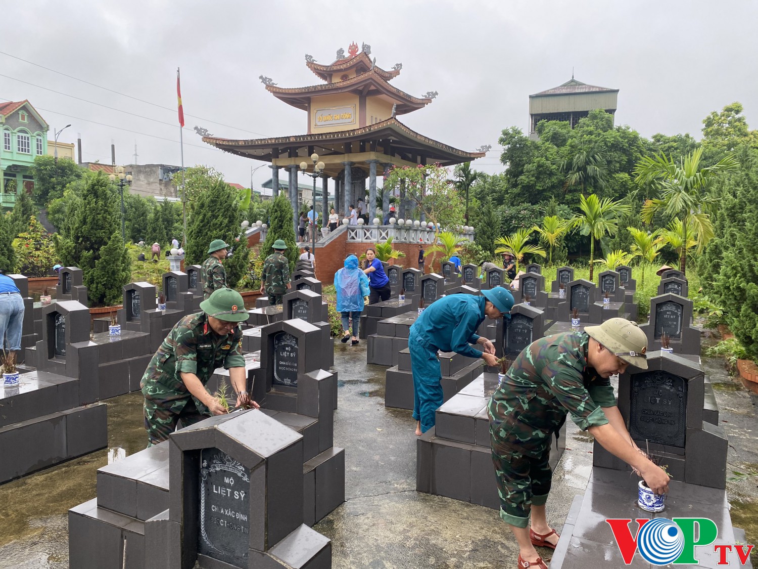 Ban chỉ huy quân sự Thành phố Phủ Lý phối hợp với UBND phường Thanh Châu ra quân dọn vệ sinh Nghĩa trang Liệt sỹ phường