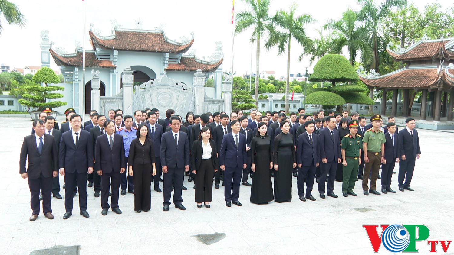 Đoàn lãnh đạo tỉnh và Thành phố Phủ Lý dâng hương, đặt vòng hoa tưởng niệm Chủ tịch Hồ Chí Minh và các Anh hùng Liệt sỹ nhân kỷ niệm 77 năm ngày Thương binh liệt sỹ 27/7