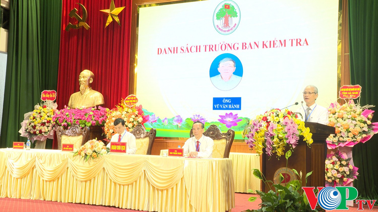quang 00 16 53 09 Still108