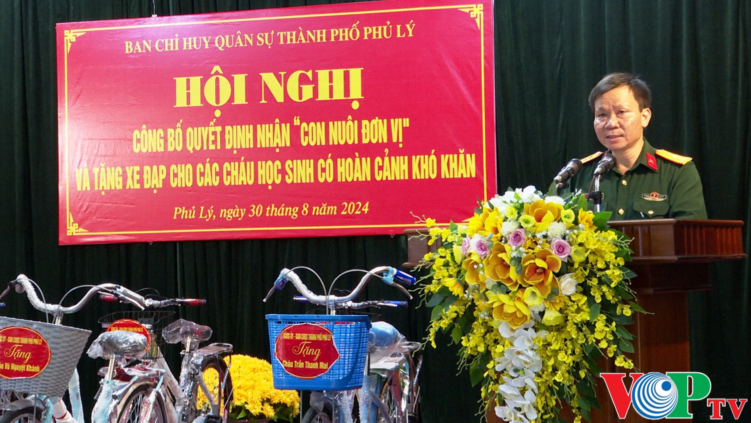 Ban CHQS thành phố Phủ Lý công bố Quyết định nhận “Con nuôi đơn vị”, tặng xe đạp cho các cháu có hoàn cảnh khó khăn