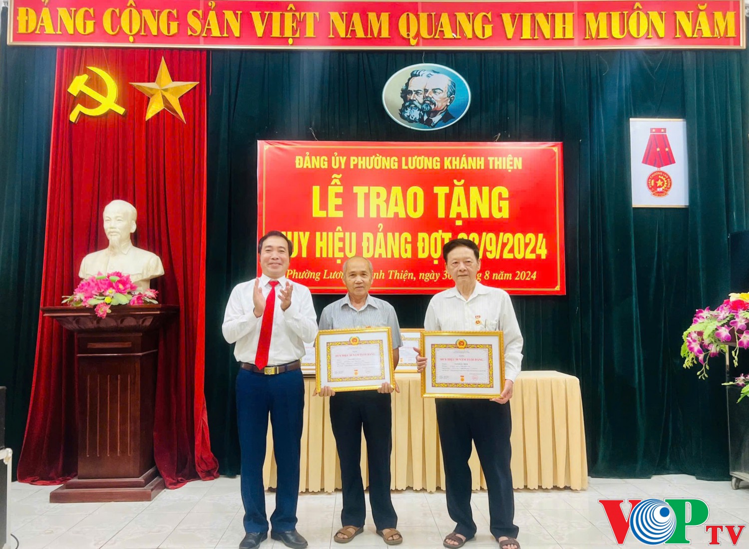 Đảng bộ Thành phố Phủ Lý trao Huy hiệu Đảng cho 247 đảng viên và kết nạp 23 đảng viên mới nhân dịp Quốc khánh 2/9