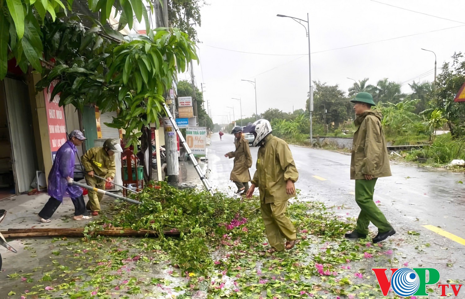 Đồng chí Chủ tịch UBND Thành phố Phủ Lý kiểm tra, chỉ đạo công tác phòng chống cơn bão số 3