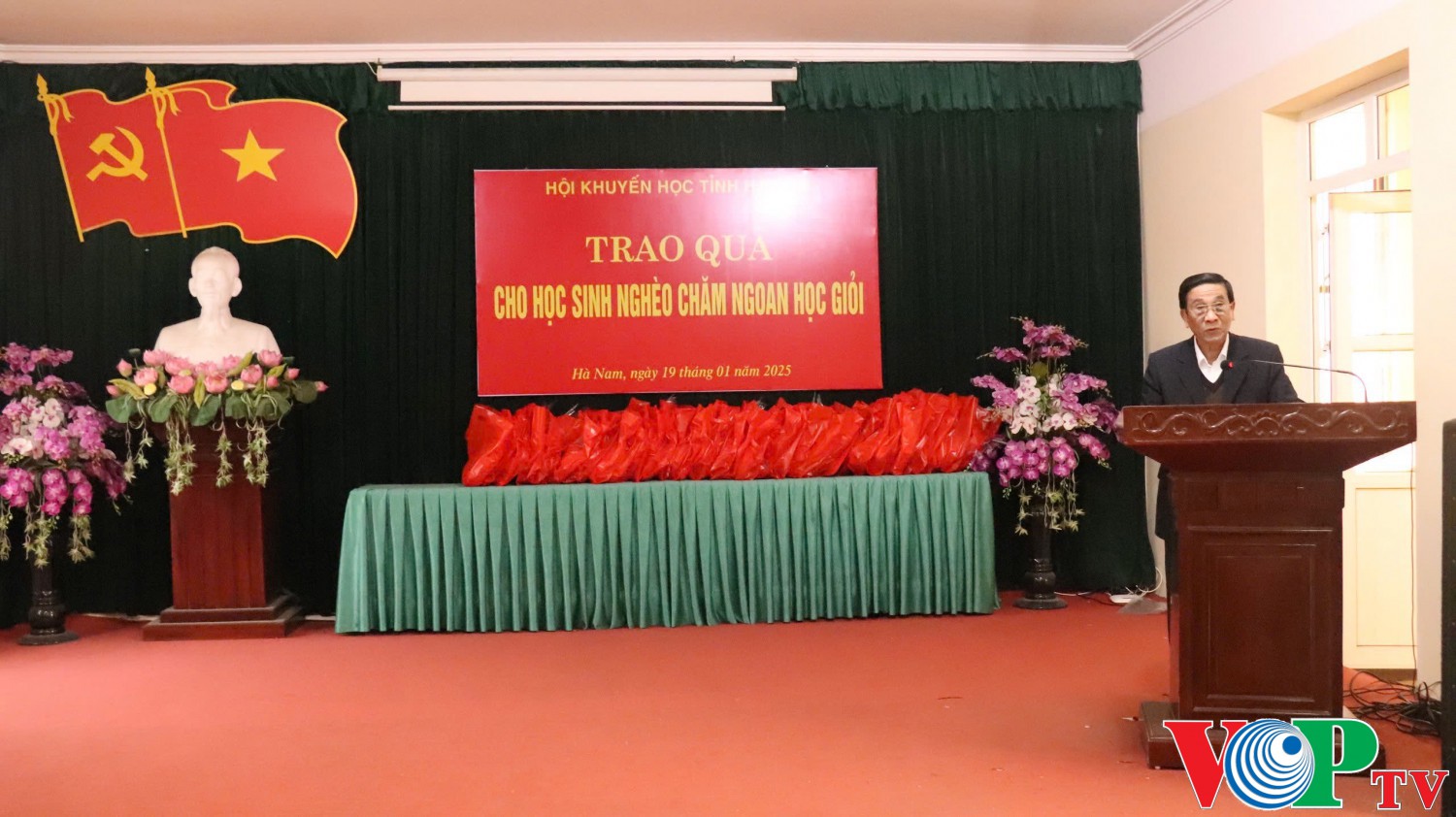 Hội khuyến học tỉnh Hà Nam trao quà cho học sinh nghèo chăm ngoan học giỏi nhân dịp Tết nguyên đán Ất Tỵ 2025