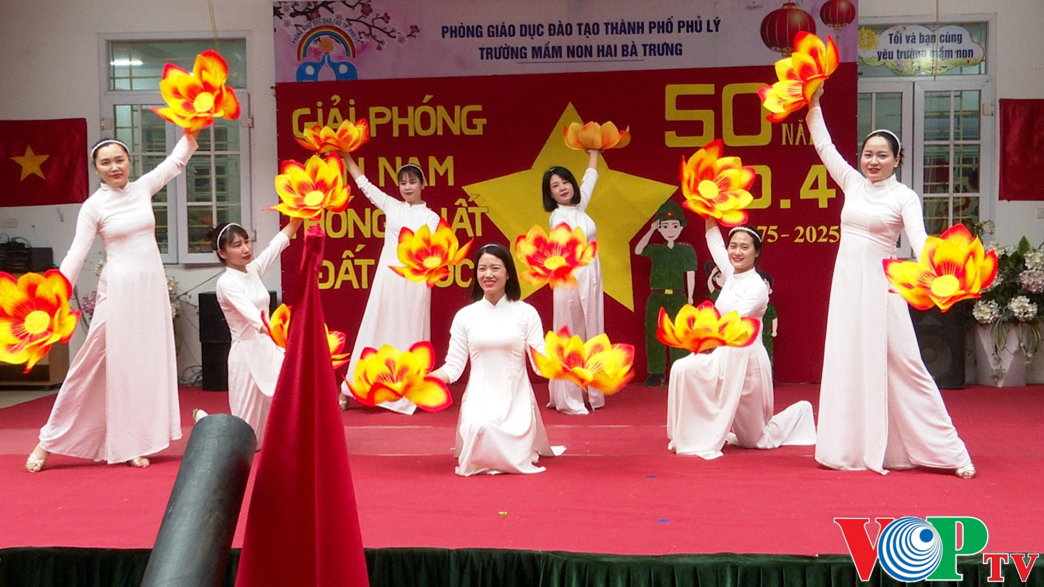 Trường Mầm non Hai Bà Trưng tổ chức hoạt động trải nghiệm “Chào mừng kỷ niệm 50 năm giải phóng miền nam thống nhất đất nước (30/4/1975-30/4/2025)