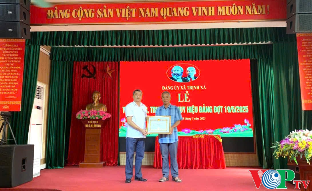 Đảng bộ xã Trịnh Xá có 9 đảng viên được trao Huy hiệu đảng dịp 19/5