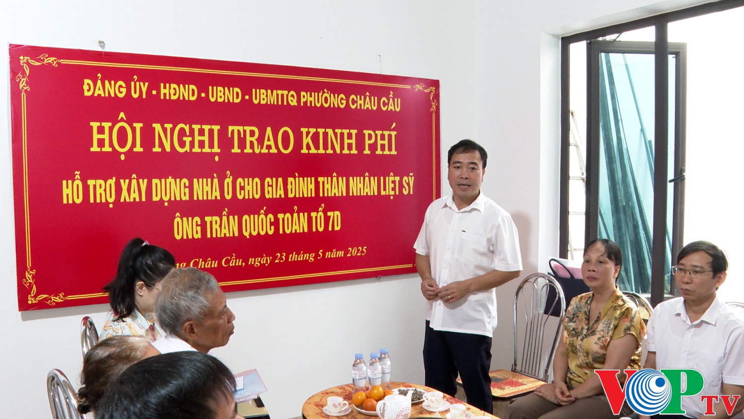 Phường Châu Cầu - TP Phủ Lý trao kinh phí hỗ trợ xây dựng nhà ở cho gia đình thân nhân liệt sỹ và hộ nghèo có hoàn cảnh khó khăn về xây dựng nhà ở trên địa bàn phường