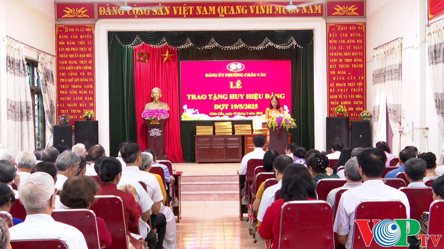 Đảng ủy phường Châu Cầu, thành phố Phủ Lý tổ chức trao Huy hiệu Đảng đợt 19/5
