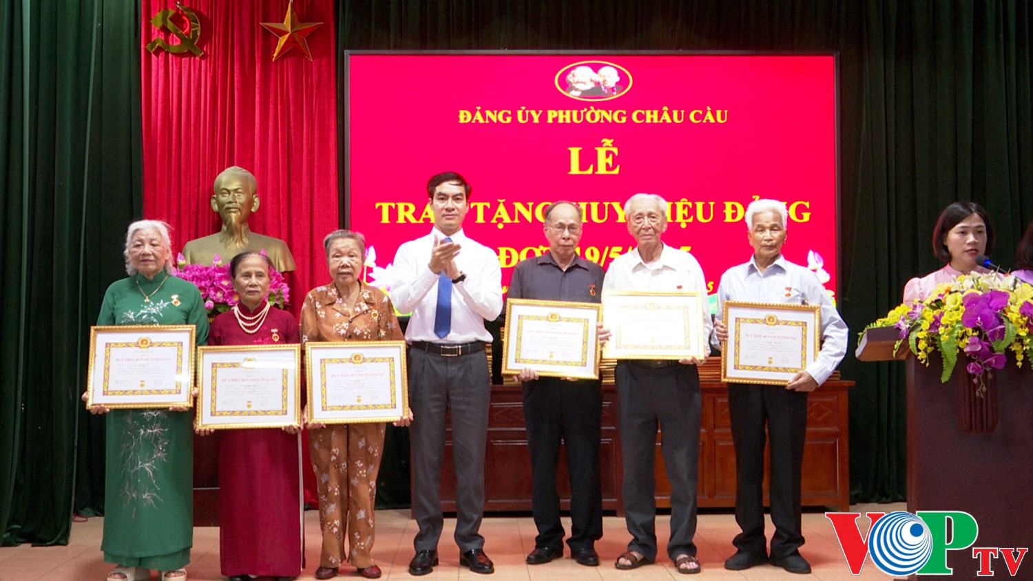 Đảng bộ thành phố Phủ Lý trao tặng Huy hiệu Đảng cho 210 đảng viên và kết nạp 14 đảng viên mới dịp 19/5/2025