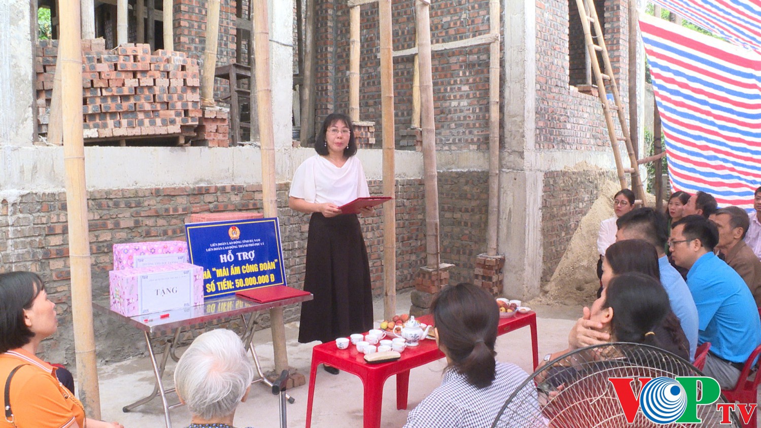 LĐLĐ tỉnh Hà Nam phối hợp với LĐLĐ TP Phủ Lý trao hỗ trợ xây nhà mái ấm công đoàn cho công đoàn viên có hoàn cảnh khó khăn