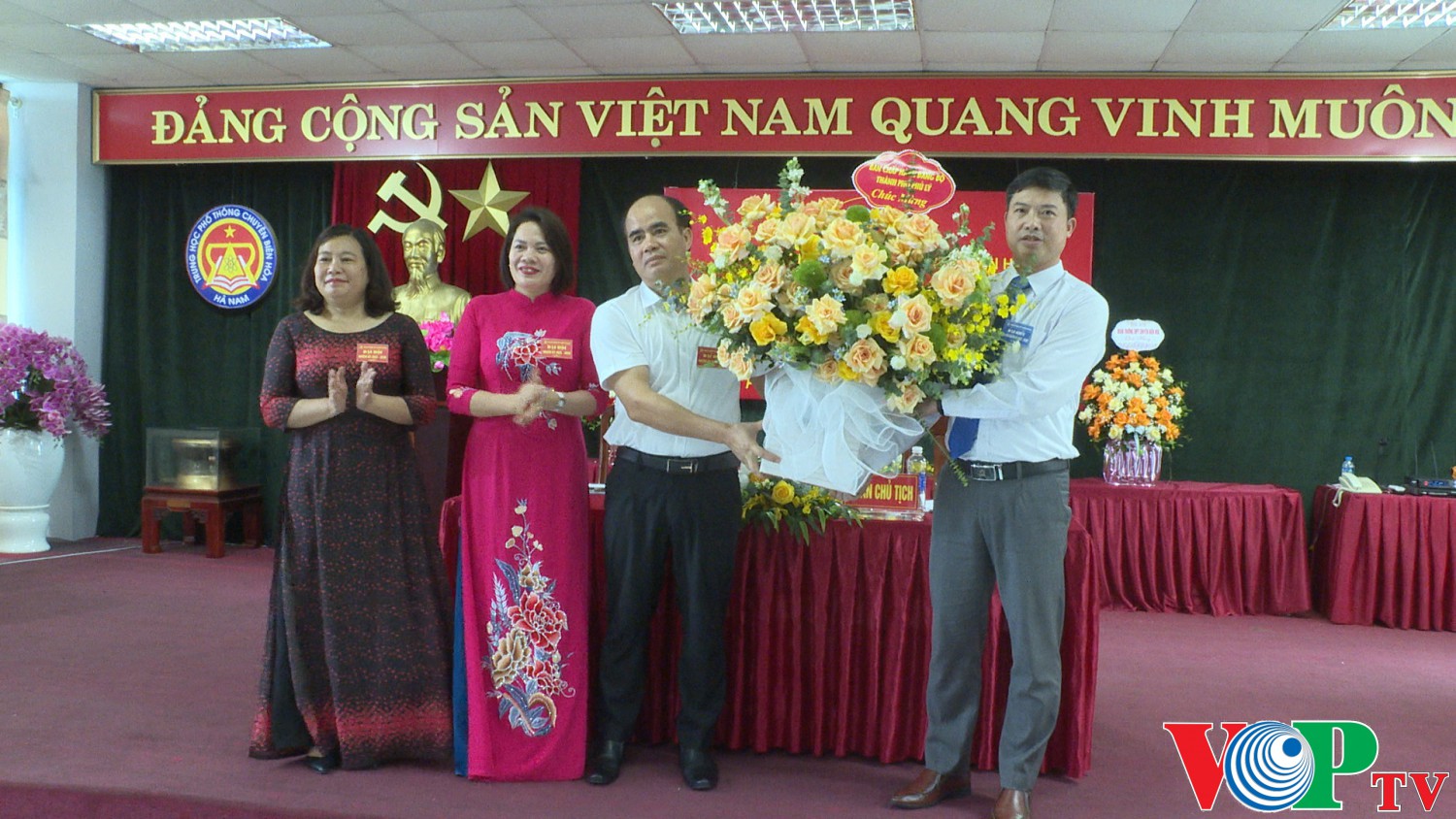 tin 00 10 55 21 Still424