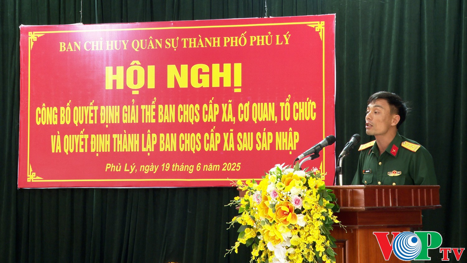 Ban CHQS thành phố Phủ Lý công bố quyết định giải thể Ban CHQS cấp xã, cơ quan, tổ chức và Quyết định thành lập Ban CHQS cấp xã sau sáp nhập
