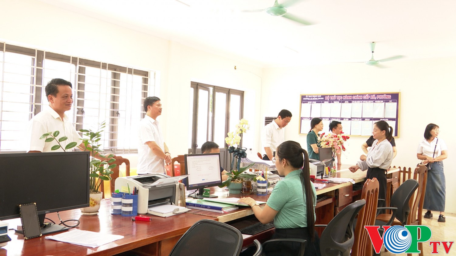 Đoàn lãnh đạo của Thành ủy, UBND Thành phố Phủ Lý kiểm tra tiến độ thực hiện sắp xếp Trung tâm phục vụ hành chính công tại các phường mới.