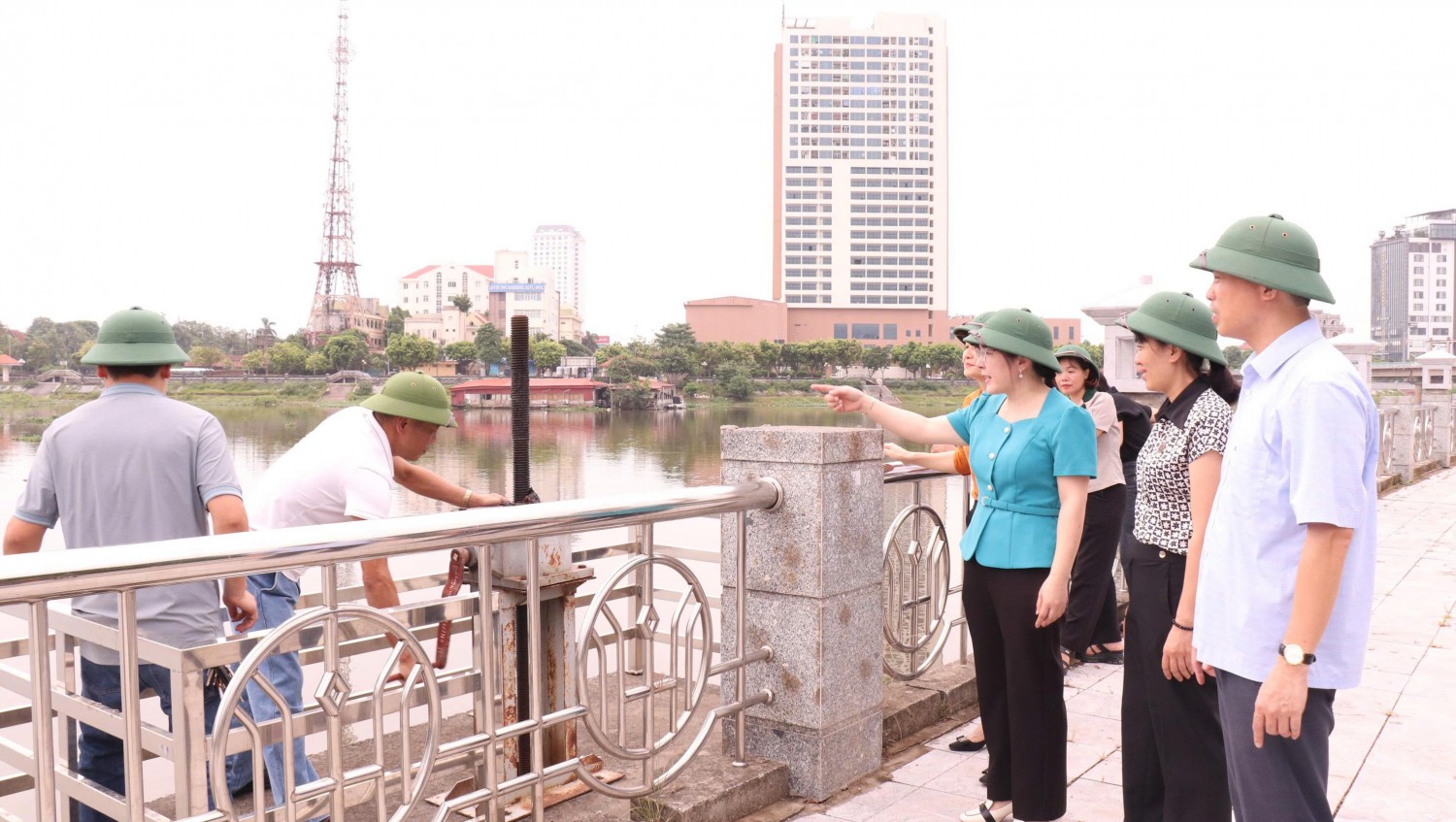 Các đồng chí lãnh đạo phường Phù Vân kiểm tra công tác phòng chống thiên tai trước cơn bão số 3 Wipha.