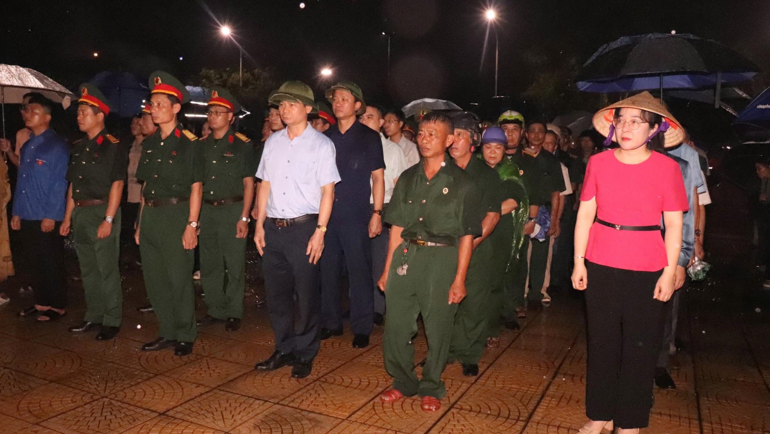 Đoàn đại biểu cán bộ, nhân dân và học sinh phường Phù Vân và phường Châu Sơn dâng hương và thắp nến tri ân tại nghĩa trang liệt sỹ của phường