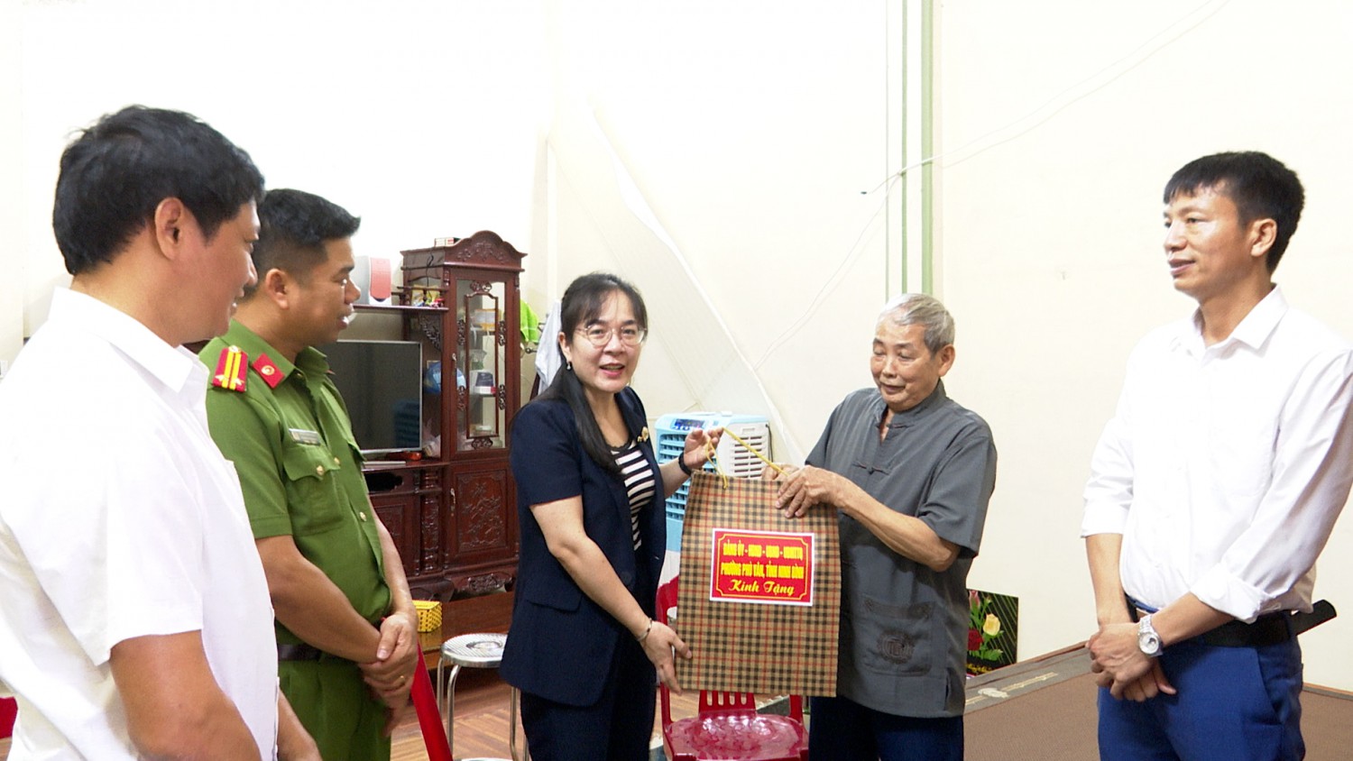 Các đồng chí lãnh đạo Đảng uỷ, HĐND, UBND, Uỷ ban MTTQ phường Phù Vân thăm và tặng quà các gia đình người có công, thân nhân liệt sĩ nhân kỷ niệm 78 năm ngày Thương binh liệt sĩ 27/7