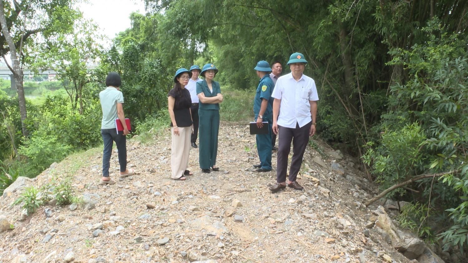 Các đồng chí lãnh đạo phường Liêm Tuyền, tỉnh Ninh Bình kiểm tra công tác phòng, chống thiên tai trước mùa mưa bão năm 2025