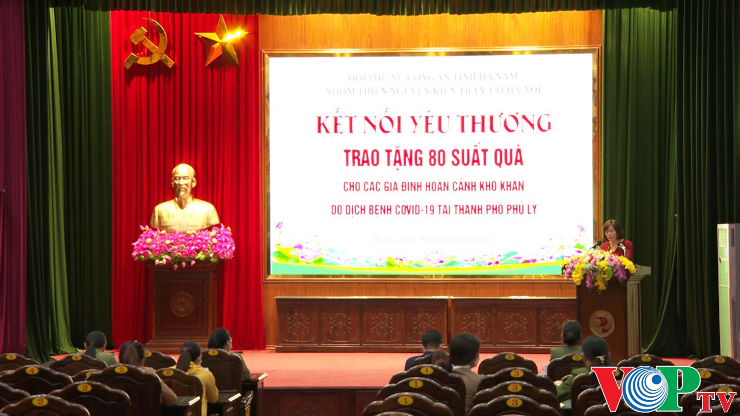 Hội Phụ nữ Công an tỉnh phối hợp với nhóm thiện nguyện Kiên Trần (Hà Nội) trao quà cho phụ nữ có hoàn cảnh khó khăn do dịch bệnh Covid-19 tại thành phố Phủ Lý.