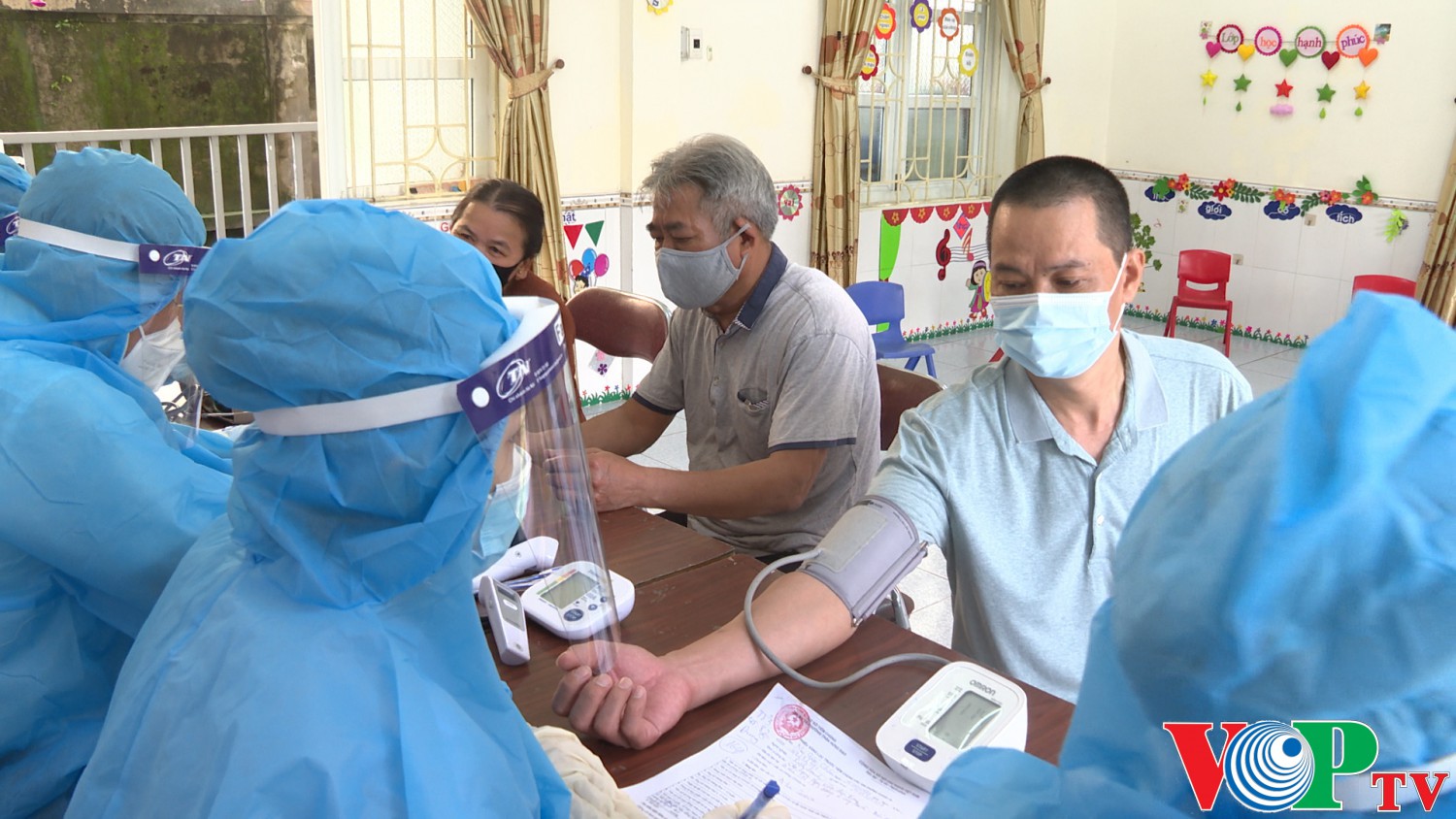 Người dân phường Trần Hưng Đạo tiêm vacxin covid-19 mũi 2